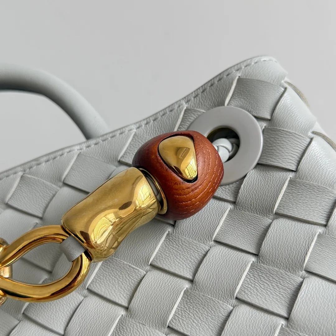 The new Andiamo batch of 3060 BV is shipped‼ ️The classic intercciato weaving process is used to create a soft bag, the metal knot is made of micro-cast aluminum using jewelry technology🪢, and the decorative beads are made of metal and hand-polished oak, allowing you to jump repeatedly between elegance and fun💃, making it unpredictable. Classic and versatile, it shows off your temperament, and the bag has a large capacity, making it very convenient for daily commuting! It has a variety of carrying methods, the shoulder straps can be adjusted by yourself, the original lambskin feels soft and delicate, and the unisex style breaks gender boundaries and brings a more practical and long-lasting use experience. The Andiamo, which has both elegant and casual styles, perfectly interprets the "fashionable old money style". Style number: 743568+wood hardware Color: agate gray Size: 25*22*10.5cm
